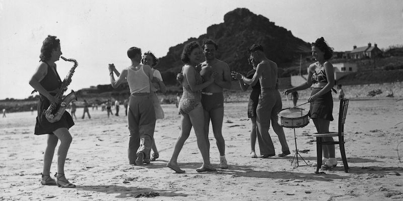 Coppie che ballano su una spiaggia nel 1939