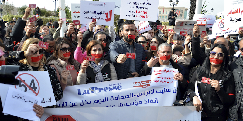 Giornalisti tunisini protestano contro l'arresto del giornalista Noureddine Boutar di Radio Mosaique (AP Photo/Hassene Dridi)