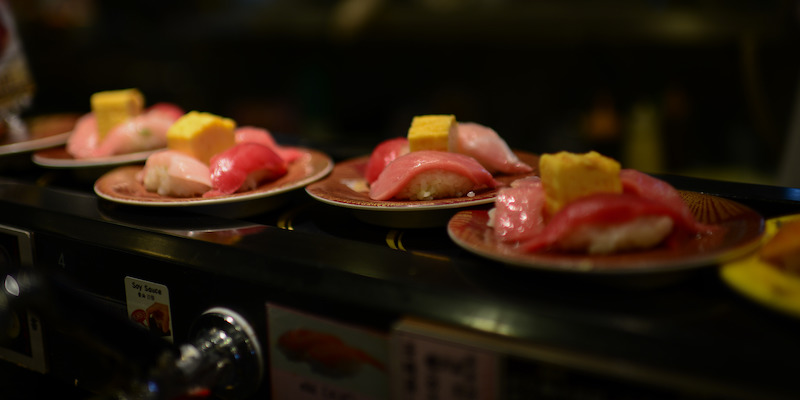 Piatti di sushi sul nastro trasportatore in un ristorante di Tokyo (Nano Calvo/VW Pics via ZUMA Wire, ANSA)