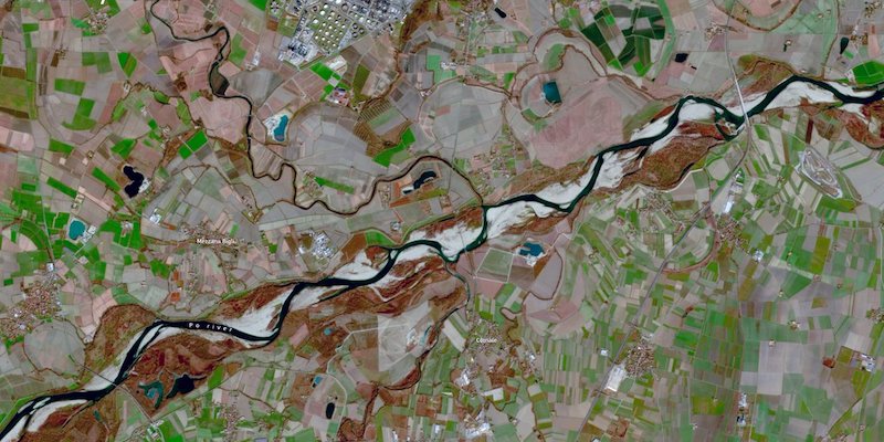 Il fiume Po vicino a Voghera, in provincia di Pavia, il 15 febbraio 2023 nelle immagini del satellite Copernicus Sentinel-2 (European Union, Sentinel-2 Imagery)