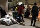 Nell'hotspot di Lampedusa manca il cibo e ci si riscalda con i falò
