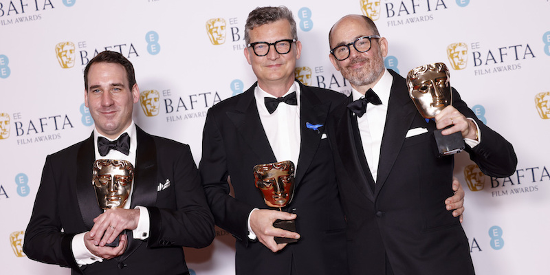 James Friend, Malte Grunert e Edward Berger con i premi per la miglior fotografia, miglior film e miglior film non in lingua inglese per Niente di nuovo sul fronte occidentale (Vianney Le Caer/Invision/AP)