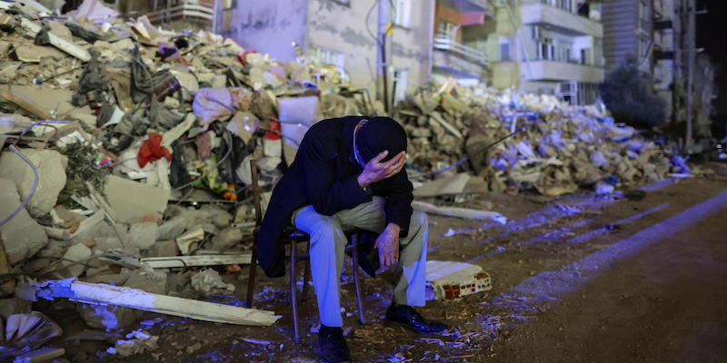 Un uomo tra le macerie di un palazzo crollato lunedì sera ad Antiochia, in Turchia (EPA/ERDEM SAHIN/ANSA)