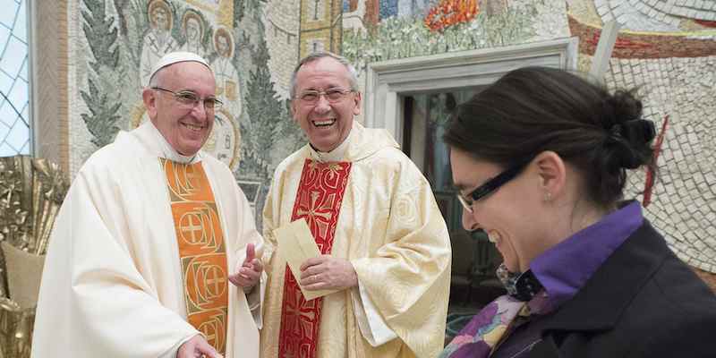 Padre Marko Rupnik con Papa Francesco nel 2016 per il 25esimo anniversario del Centro Aletti, a Roma (Pool Osservatore Romano - LaPresse) 