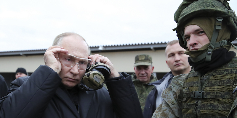 Vladimir Putin durante la visita in una struttura militare (Mikhail Klimentyev, Sputnik, Kremlin Pool Photo via AP, File)