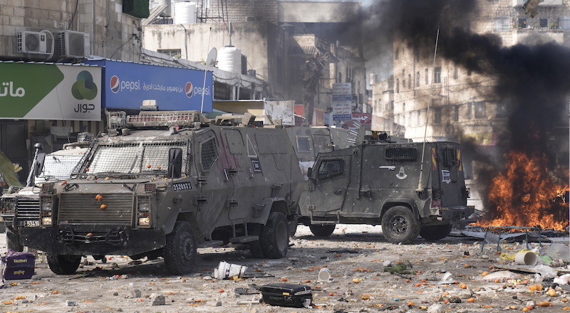 Mezzi blindati israeliani durante l'operazione militare a Nablus (AP Photo/Majdi Mohammed)