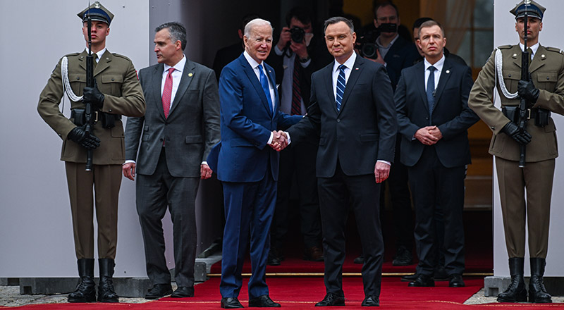 Il presidente statunitense Joe Biden accolto al palazzo presidenziale a Varsavia dal presidente polacco Andrzej Duda (Omar Marques/Getty Images)