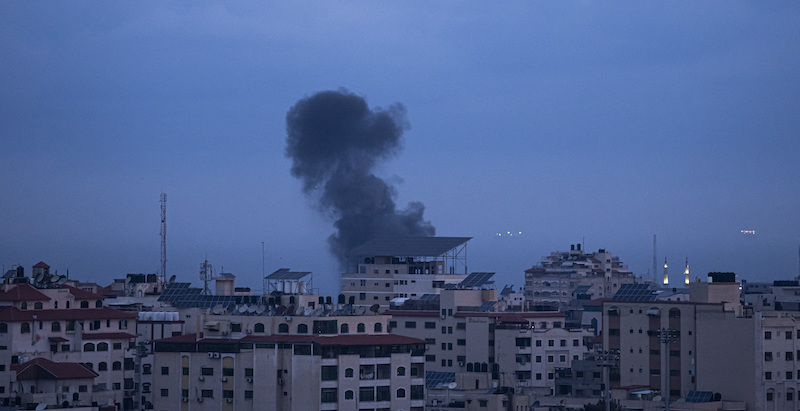 Il fumo causato dal raid aereo israeliano su Gaza (AP Photo/Fatima Shbair)