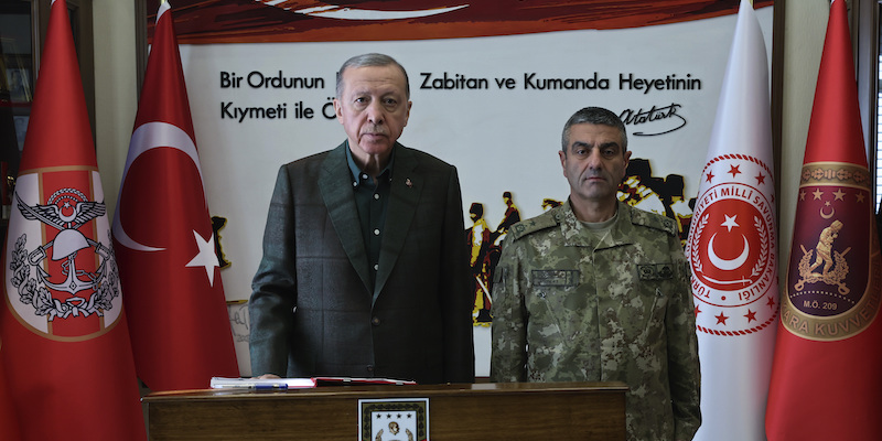 Recep Tayyip Erdogan con un comandante militare impegnato nei soccorsi a Gaziantep (Turkish Presidency via AP)
