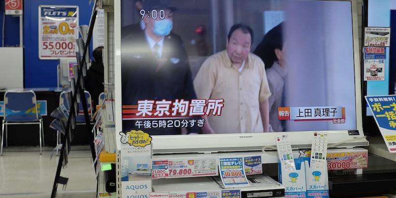 Il momento del rilascio di Hakamada ripreso da una televisione giapponese, nel 2014 (EPA/FRANCK ROBICHON)