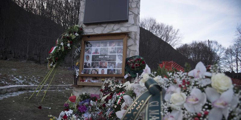 Corone di fiori davanti all'insegna dell'Hotel Rigopiano (Gianluca Fortunato - LaPresse) 