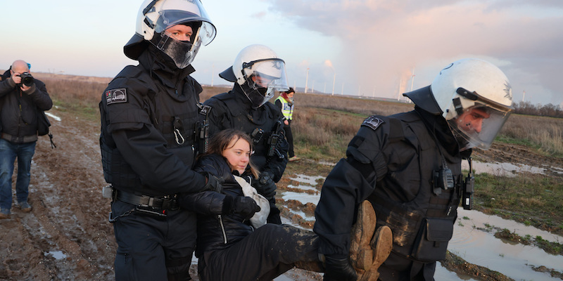 L'attivista Greta Thunberg fermata dalla polizia durante una protesta in Germania contro l'espansione di una miniera di carbone, decisa dal governo per far fronte alla crisi energetica (Christoph Reichwein/dpa, ANSA)