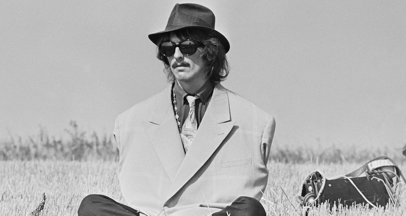 George Harrison in un campo della Cornovaglia nel 1967. (Chapman/Daily Express/Hulton Archive/Getty Images)