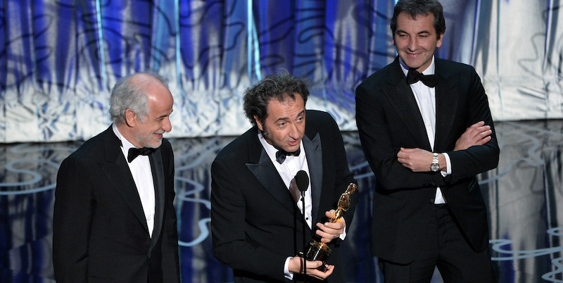 L'attore Toni Servillo, il regista Paolo Sorrentino e il produttore Nicola Giuliano ritirano il premio Oscar per il miglior film straniero alla “Grande Bellezza” nel 2014 (Kevin Winter/Getty Images)