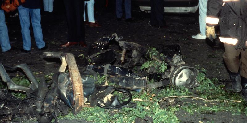 I resti dell'auto che conteneva l'esplosivo in via Fauro a Roma.
( ANSA/OLDPIX)