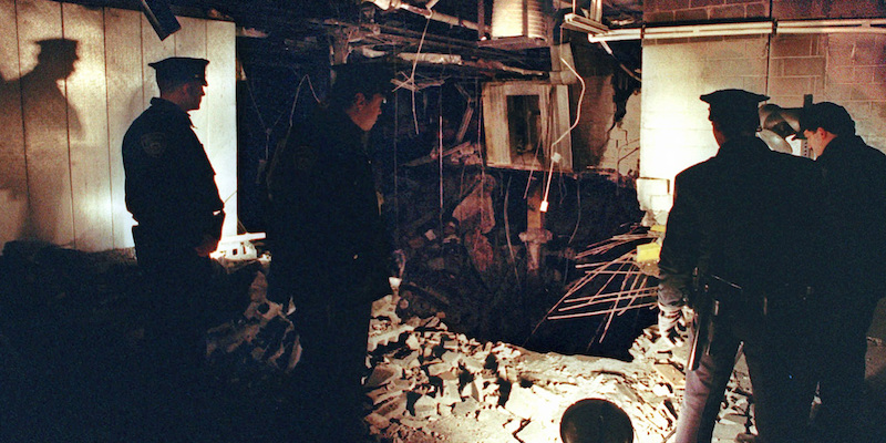Poliziotti che osservano alcuni danni causati dall'attentato al World Trade Center, nel 1993 (AP Photo/Richard Drew, File)