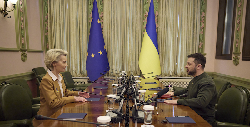 La presidente della Commissione Europea Ursula von der Leyen e il presidente ucraino Volodymyr Zelensky (Ukrainian Presidential Press Office via AP)