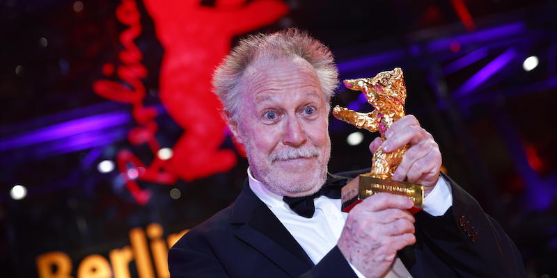 Nicolas Philibert con l'Orso d'oro, al Festival di Berlino (EPA/HANNIBAL HANSCHKE)