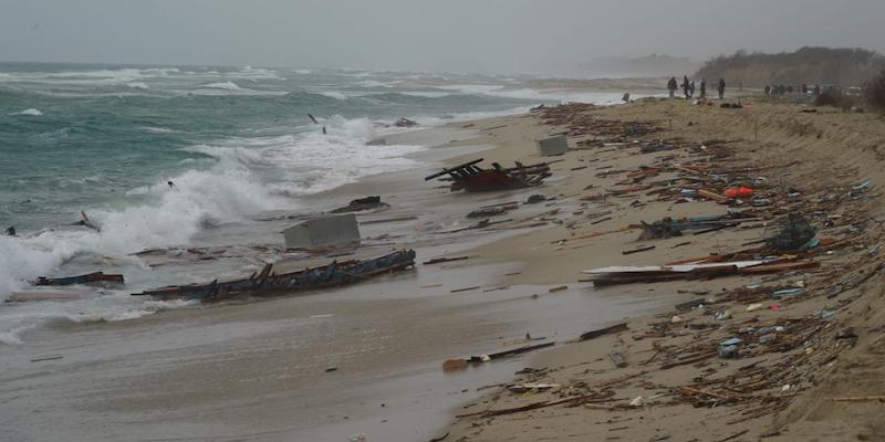 La spiaggia di Cutro dopo il naufragio di una barca di migranti, 26 febbraio 2023 (Antonino Durso/LaPresse)
