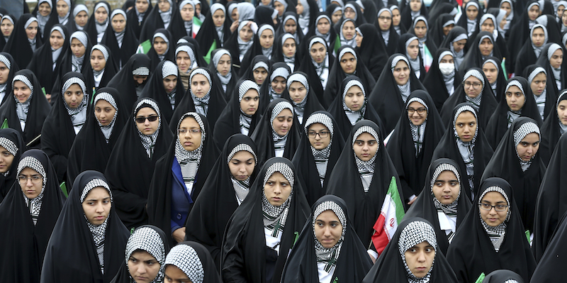 Studentesse iraniane durante una cerimonia pubblica (AP Photo/Ebrahim Noroozi)