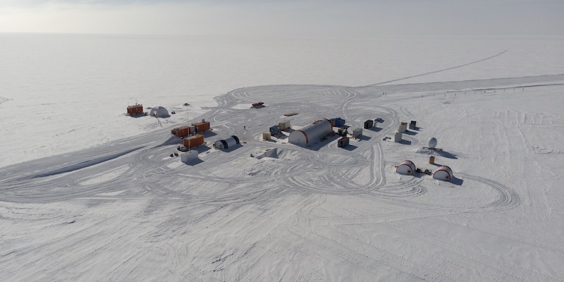 Una vista dall'alto e da sud-est del campo di Little Dome C, in Antartide, durante la campagna 2021/22 (©PNRA/IPEV)