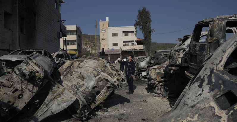 Incendi di auto e case a Hawara, vicino a Nablus, in Cisgiordania, 27 febbraio 2023 (AP Photo/Majdi Mohammed)