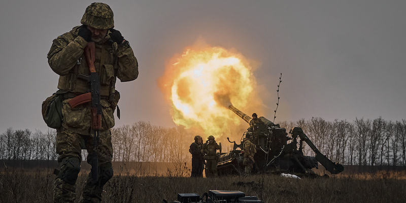 Soldati ucraini durante un attacco contro l'esercito russo, nei pressi di Bakhmut (AP Photo/LIBKOS, File)