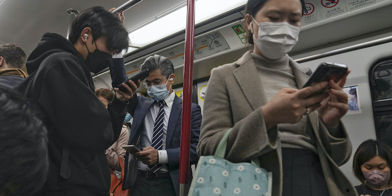 Alcune persone sui mezzi pubblici a Hong Kong (AP Photo/Andy Wong, File)