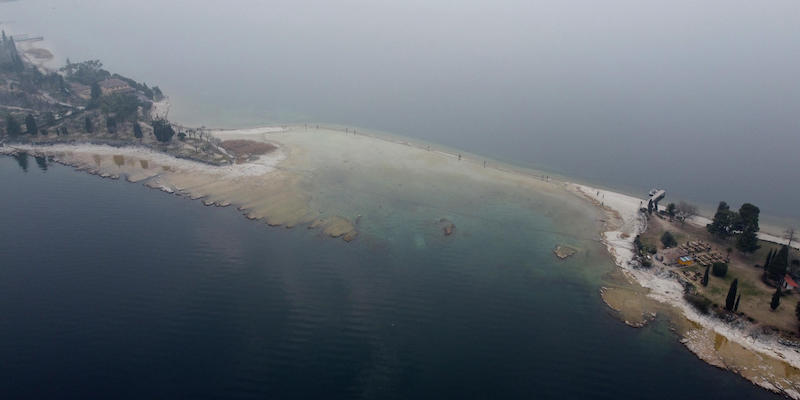 L'Isola dei Conigli del lago di Garda collegata via terra a Manerba, Brescia, a causa della siccità, il 23 febbraio 2023 (Ansa/Filippo Venezia)