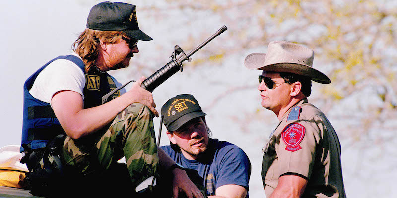 Agenti dell'ATF e della polizia del Texas vicino a Mount Carmel (AP Photo/David Martin)