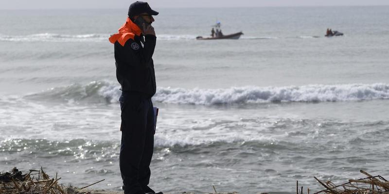 Un membro della Guardia Costiera italiana a Steccato di Cutro, in Calabria (AP Photo/Valeria Ferraro)