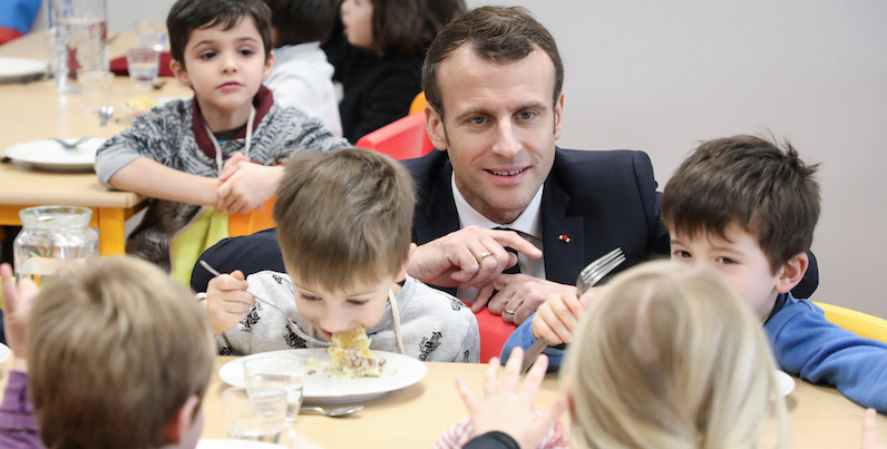 Emmanuel Macron in una scuola di Saint-Sozy, gennaio 2019 (Ludovic Marin/Pool Photo via AP)