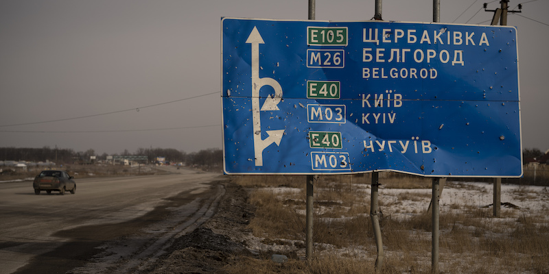 Un cartello stradale vicino a Kharkiv, in Ucraina (AP Photo/Vadim Ghirda)