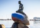 La statua della Sirenetta di Copenaghen è stata imbrattata con i colori della bandiera russa