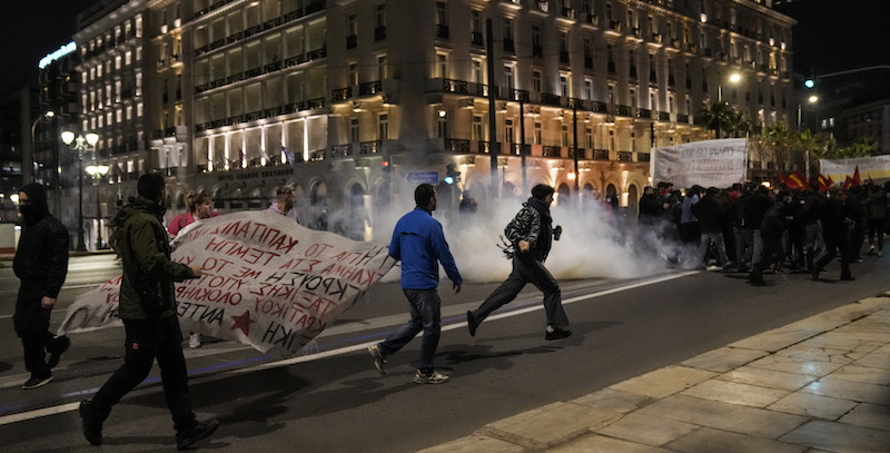 Scontri tra manifestanti e polizia davanti al parlamento greco, ad Atene (AP Photo/Petros Giannakouris)