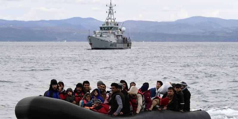 Una nave di Frontex segue un gommone con a bordo alcuni migranti vicino all'isola di Lesbo, in Grecia (AP Photo/Michael Varaklas)