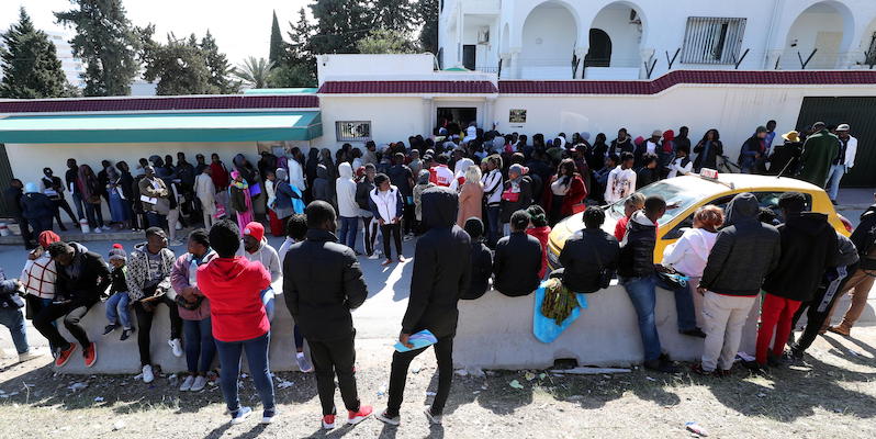 Migranti ivoriani all'ambasciata a Tunisi per chiedere il rimpatrio (EPA/MOHAMED MESSARA)