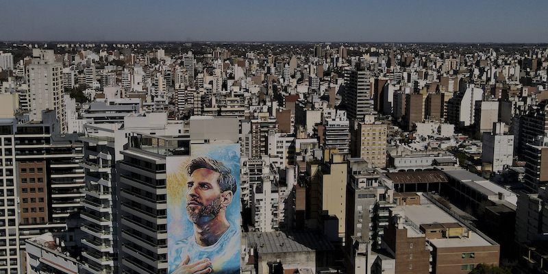 Un murale di Lionel Messi su un palazzo di Rosario, in Argentina (AP Photo/ Natacha Pisarenko, File)