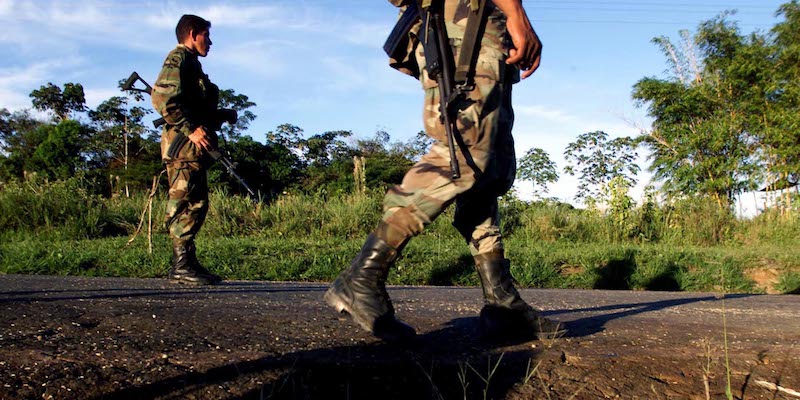 Soldati colombiani sulla strada per San Vicente del Caguan (Photo by Carlos Villalon/Getty Images.)