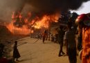 C’è stato un grosso incendio in un campo profughi rohingya in Bangladesh
