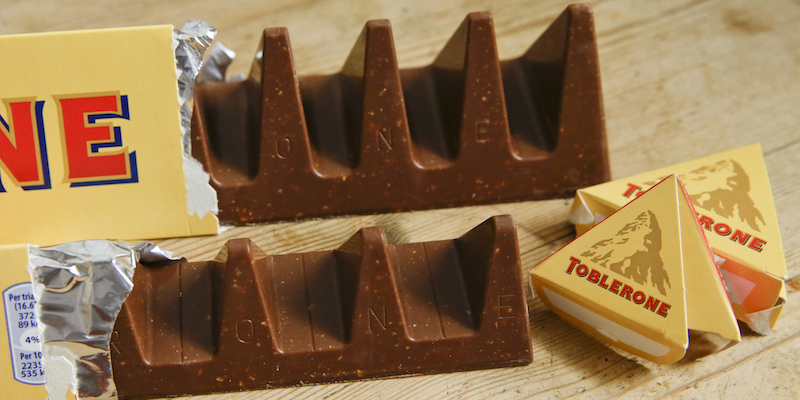 La barra di cioccolato Toblerone con l'immagine del Cervino (AP Photo/Alastair Grant)
