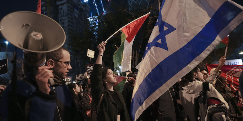 Una protesta a Tel Aviv, il 18 febbraio 2023 (AP Photo/Tsafrir Abayov)