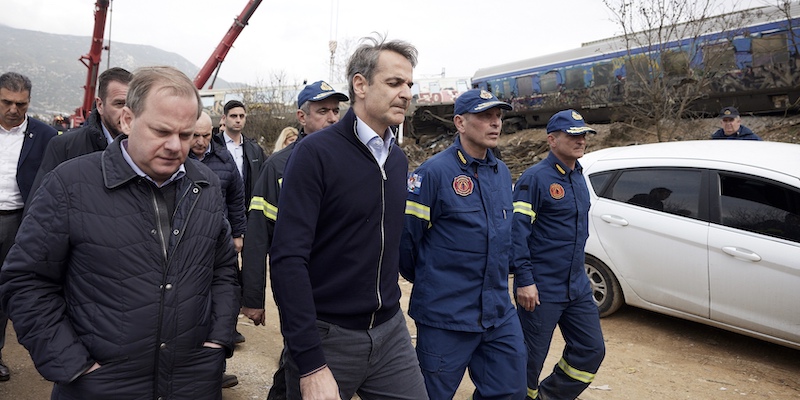 Mitsotakis sul luogo dell'incidente (Dimitris Papamitsos/Greek Prime Minister's Office via AP, File)