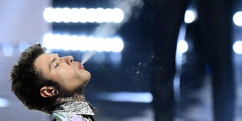 Il cantante Fedez mentre fuma una sigaretta elettronica (Gian Mattia D'Alberto/LaPresse)