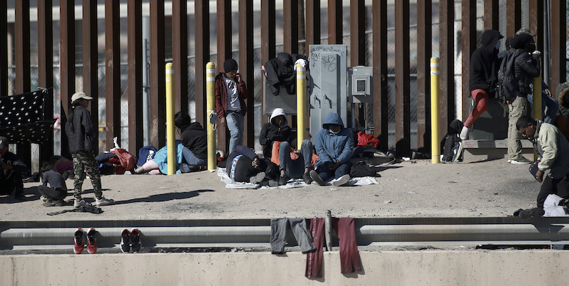Migranti al confine tra Messico e Stati Uniti, 8 gennaio 2023 (AP Photo/Christian Chavez)