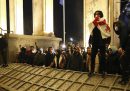Gli scontri tra manifestanti e polizia davanti al parlamento della Georgia