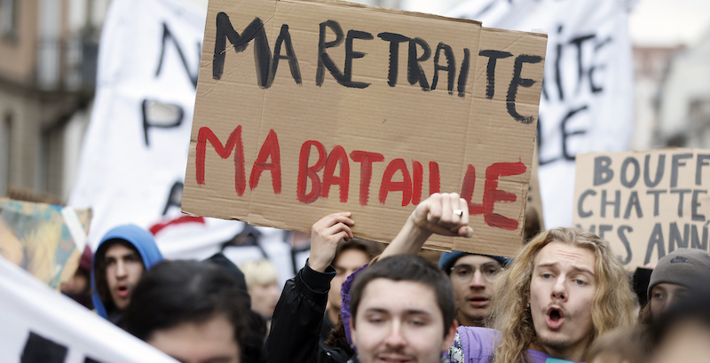 Un manifestante a Strasburgo lo scorso 31 gennaio con un cartello con la scritta “La mia pensione, la mia battaglia” (AP Photo/Jean Francois Badias)