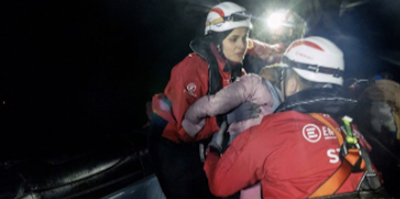 La nave Life Support di Emergency ha soccorso 105 persone migranti al largo della Libia: saranno fatte sbarcare a Brindisi