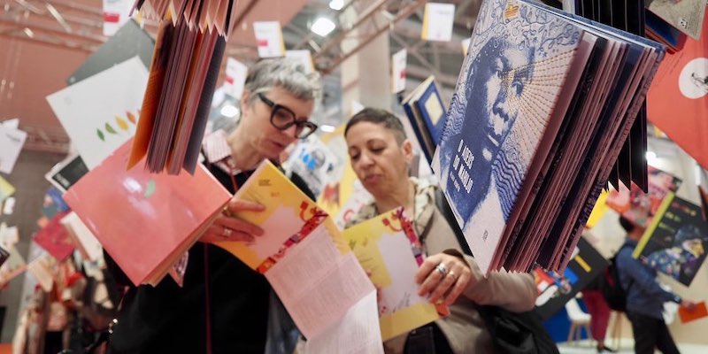 Libri esposti appesi alla Bologna Children's Book Fair, il 6 marzo 2023 (Bologna Children's Book Fair)