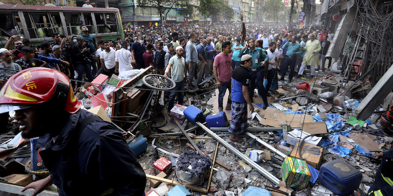 Il luogo dell'esplosione a Dacca, in Bangladesh (AP Photo)
